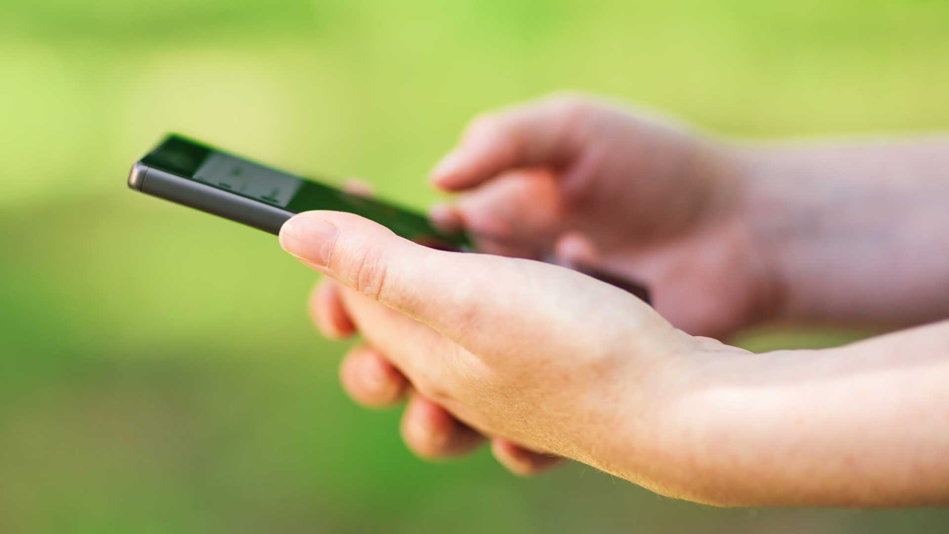 baton rouge social media marketer on phone