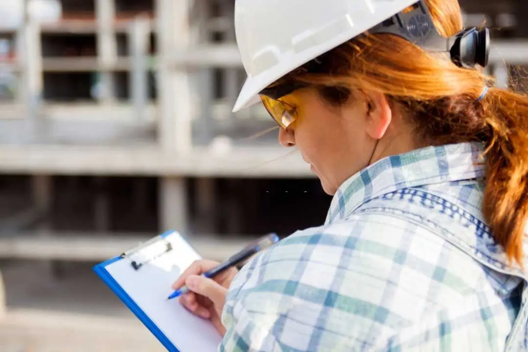 female architect calculating digital marketing budget