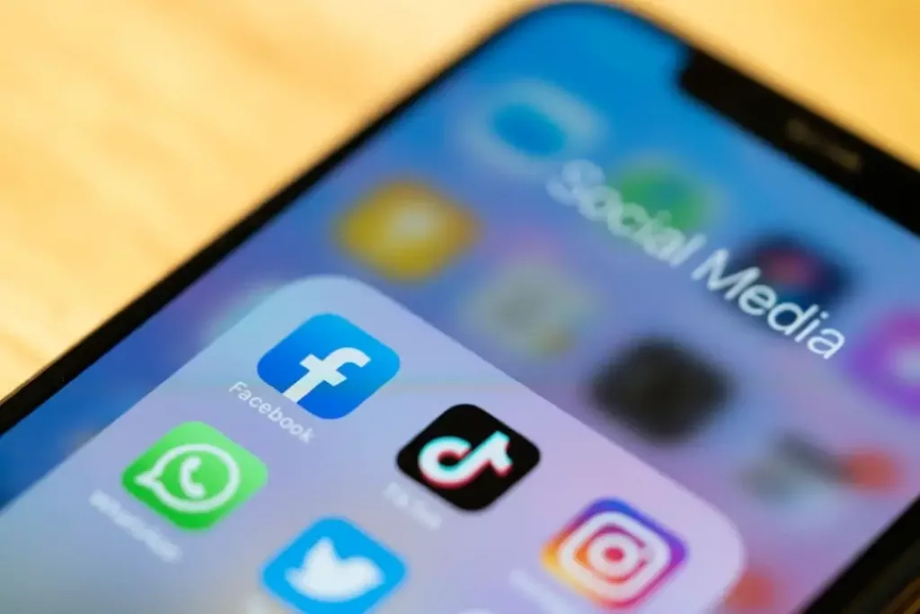 seven reasons your business should us social media